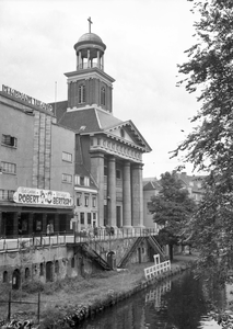 400117 Gezicht op de St.-Augustinuskerk (Oudegracht 69) te Utrecht, met links de bioscoop Rembrandt Theater (Oudegracht ...